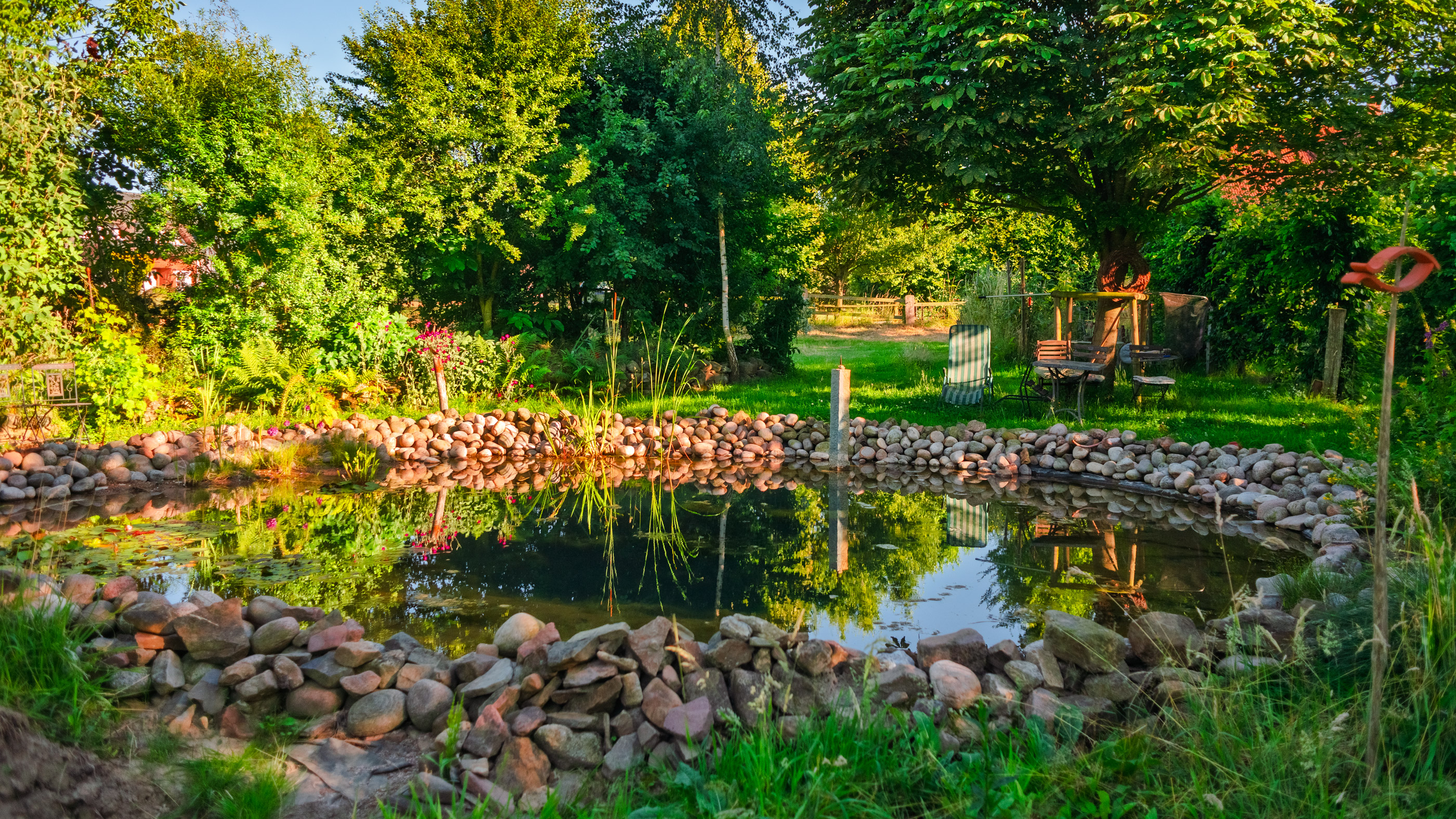 Hof im Grünen: Unser Garten ist ein Naturpark  - der Teich